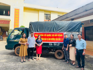 Chuyến xe chở theo tình cảm của bà con nhân dân xã Bù Đăng hướng đến bà con vùng lũ
