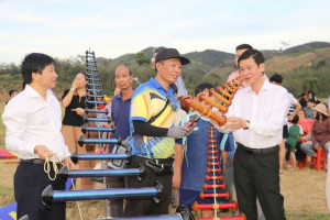 Bù Đăng: Hơn 10.000 lượt người tham dự Lễ hội Diều Sáo nghệ thuật và Ẩm thực đồng quê tại Cánh đồng Bù Môn