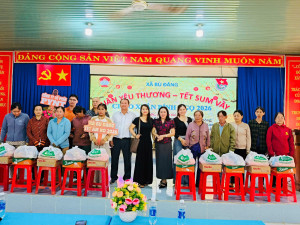 Lãnh đạo UBMTTQVN xã Bù Đăng và Đại diện mạnh thường quân trao quà cho hộ nghèo, hộ khó khăn trên địa bàn xã