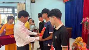 Chủ tịch UBND xã Bù Đăng - Nguyễn Thanh Tùng trao lệnh gọi công dân nhập ngũ