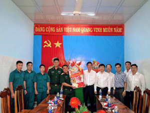 Lãnh đạo xã Bù Đăng động viên lực lượng Ban chỉ huy quân sự xã (Ảnh Gia Tài)
