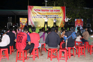 Toàn cảnh đem diễn lưu động tại Thôn Đoàn Kết, xã Bù Đăng