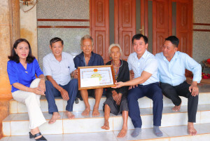 Bù Đăng: Thăm hỏi, chúc thọ các cụ tròn 90 tuổi
