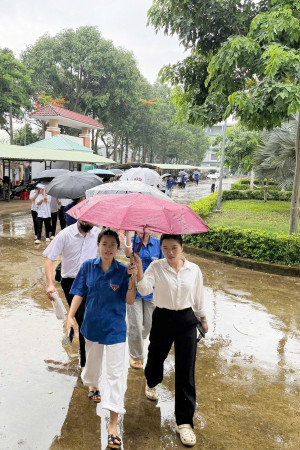 Bù Đăng: Thanh niên xã Bù Đăng “Đội mưa tiếp sức mùa thi”
