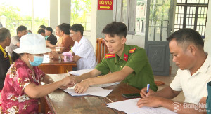 Người dân thôn Vĩnh Hòa, xã Bù Đăng khai báo thông tin để tổ kiểm tra hoàn thành nhiệm vụ.