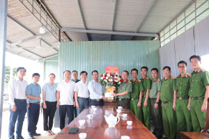 THĂM HỎI, TẶNG HOA CHÚC MỪNG KỶ NIỆM 80 NĂM NGÀY TRUYỀN THỐNG CÔNG AN NHÂN DÂN
