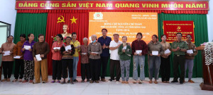 ĐỒNG CHÍ NGUYỄN CHÍ TOÀN – PHÓ GIÁM ĐỐC CÔNG AN TỈNH ĐỒNG NAI TẶNG QUÀ CHO HỘ NGHÈO, NGƯỜI CÓ UY TÍN TẠI XÃ BÙ GIA MẬP