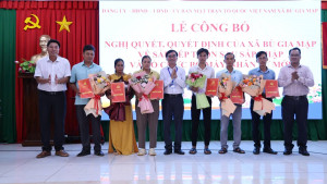 XÃ BÙ GIA MẬP TỔ CHỨC LỄ CÔNG BỐ NGHỊ QUYẾT, CÁC QUYẾT ĐỊNH VỀ SẮP XẾP THÔN VÀ TỔ CHỨC BỘ MÁY, NHÂN SỰ THÔN SAU SÁP NHẬP