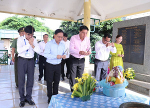 XÃ BÙ GIA MẬP TRANG TRỌNG TỔ CHỨC LỄ VIẾNG NHÀ BIA TƯỞNG NIỆM GHI DANH CÁC ANH HÙNG LIỆT SĨ