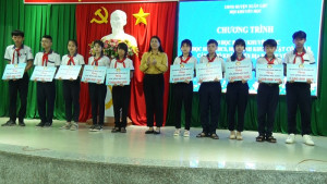 Xuan Loc awards scholarships to disabled students and...