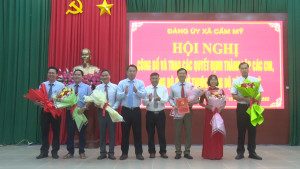 HỘI NGHỊ CÔNG BỐ VÀ TRAO QUYẾT ĐỊNH THÀNH LẬP CÁC CHI, ĐẢNG BỘ CƠ SỞ THUỘC ĐẢNG BỘ XÃ CẨM MỸ