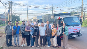 ĐOÀN XE CỨU TRỢ CỦA NHÂN DÂN XÃ CẨM MỸ HƯỚNG VỀ MIỀN TRUNG