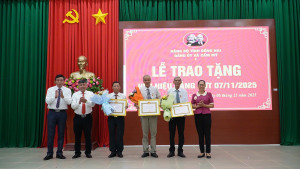 TRAO TẶNG HH ĐẢNG 1