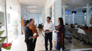 LANH DAO XA NOI CHUYEN VOI NGUOI DAN DEN GIAI QUYET TTHC