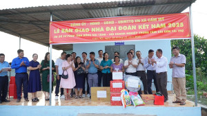 Sở Tư pháp tỉnh Đồng Nai trao nhà Đại đoàn kết cho hộ khó...