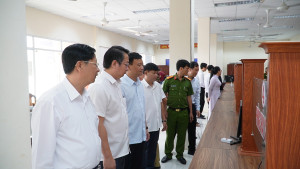 CONG AN XA CAM MY KHAI TRUONG PHONG TIEP CONG DAN KIEU MAU