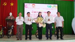 UY BAN MTTQ VIET NAM XA CAM MY TRAO XE DAP CHO HOC SINH HOAN CANH KHO KHAN