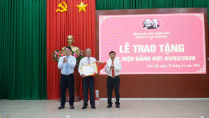 Xã Cẩm Mỹ trao tặng Huy hiệu 30, 40, 45 và 50 năm tuổi Đảng