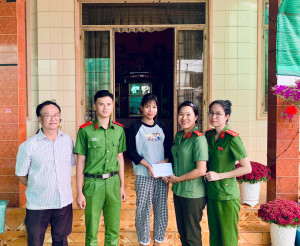 Công an xã Cẩm Mỹ tri ân gia đình liệt sĩ, chăm lo “Con nuôi...