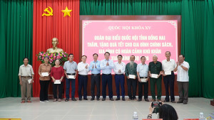 DAI BIEU QUOC HOI TINH DONG NAI KHOA XV TANG QUA TET CHO CAC GIA DINH CHINH SACH, HO NGHEO TAI CAM MY