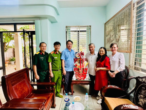 LANH DAO XA CAM MY THAM TANG QUA CAC DONG CHI LANH DAO QUA CAC THOI KY (2)