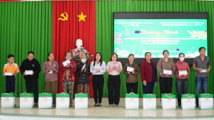 UY BAN MTTQ VIET NAM XA CAM MY TRAO TANG 30 PHAN QUA CHO GIA DINH CO HOAN CANH KHO KHAN