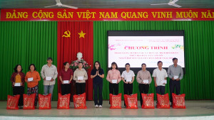 UY BAN MTTQ VIET NAM XA TRAO 40 PHAN QUA CHO CAC GIA DINH CO HOAN CANH KHO KHAN