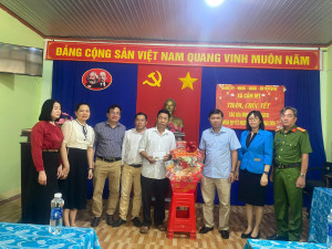 Xã Cẩm Mỹ tổ chức đoàn đi thăm, chúc Tết các gia đình chính sách và cơ sở Tôn giáo trên địa bàn