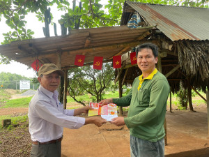 LA PHIEU DUOC TRAO TAN TAY CHO NGUOI DAN (2)