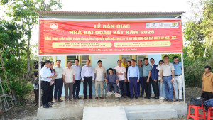 XA CAM MY BAN GIAO 2 CAN NHA TINH THUONG CHO HO CO HOAN CANH KHO KHAN