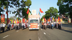 XA CAM MY TO CHUC DIEU HANH XE TUYEN TRUYEN LUU DONG BAU CU (2)