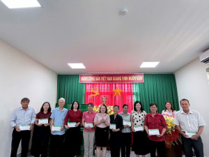 PHÒNG GIAO DỊCH NGÂN HÀNG CHÍNH SÁCH XÃ HỘI CẨM MỸ TỔ CHỨC KHEN THƯỞNG TRONG HOẠT ĐỘNG TÍN DỤNG CHÍNH SÁCH