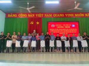 Chương trình khám bệnh, cấp thuốc, tặng quà người có công, gia đình chính sách, hộ nghèo trên địa bàn xã Cẩm Mỹ