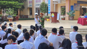 Tuyên truyền an toàn giao thông cho học sinh Trường THCS...