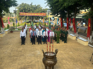 Viếng đền thờ liệt sĩ nhân kỷ niệm 51 năm giải phóng miền nam thống nhất đất nước