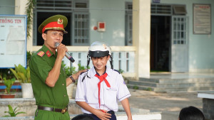 CONG AN XA CAM MY DAY MANH TUYEN TRUYEN AN TOAN GIAO THONG CHO HOC SINH TRUOC KY NGHI HE