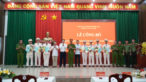 Công an xã Cẩm Mỹ công bố quyết định thăng cấp bậc hàm, nâng lương cho cán bộ, chiến sĩ