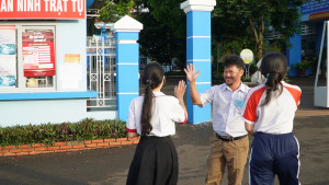 THI SINH XA CAM MY BUOC VAO NGAY THI THU HAI KY THI TOT NGHIEP THPT NAM 2026 (2)