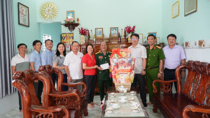 DANG UY HDND UBND UBMTTQ VIET NAM XA CAM MY THAM TANG QUA ANH HUNG LUC LUONG VU TRANG NHAN DAN TRINH XUAN THIEU (2)