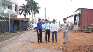 Lãnh đạo UBND xã Cẩm Mỹ kiểm tra tiến độ các công trình đầu...