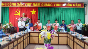 CAM MY TRAO QUYET DINH BO NHIEM PHO TRUONG AP