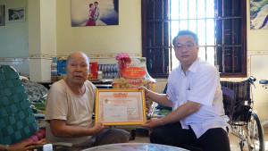 Bí thư Đảng ủy xã Cẩm Mỹ thăm, chúc thọ và tặng quà người cao tuổi