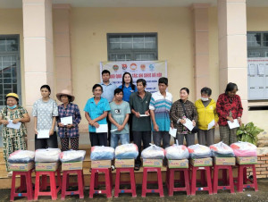 Cẩm Mỹ trao 100 phần quà cho hộ có hoàn cảnh khó khăn