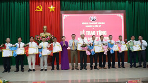Đảng ủy xã Cẩm Mỹ trao tặng Huy hiệu Đảng đợt 02/9/2026