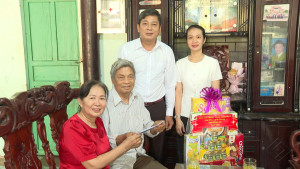 Đoàn công tác số 2 phường Chơn Thành: thăm, tặng quà cho người có công tiêu biểu