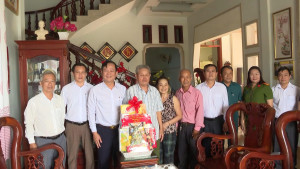 Bí thư Đảng ủy phường Chơn Thành Nguyễn Minh Bình, thăm, tặng quà cho người có công tiêu biểu