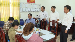 Thường trực, Ban Thường vụ Đảng ủy phường Chơn Thành kiểm tra hoạt động tại Trung tâm Phục vụ Hành chính công phường Chơn Thành
