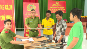 Công an phường Chơn Thành, tỉnh Đồng Nai đẩy mạnh tuyên truyền, vận động nhân dân giao nộp vũ khí, vật liệu nổ và công cụ hỗ trợ