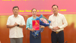 Đảng ủy phường Chơn Thành: trao Quyết định điều động cho công chức
