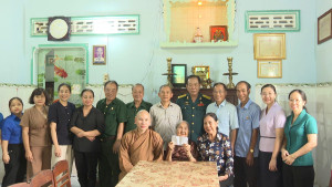 Thăm, tặng quà Mẹ Việt Nam Anh Hùng Nguyễn Thị Ngừng, khu phố 10, phường Chơn Thành